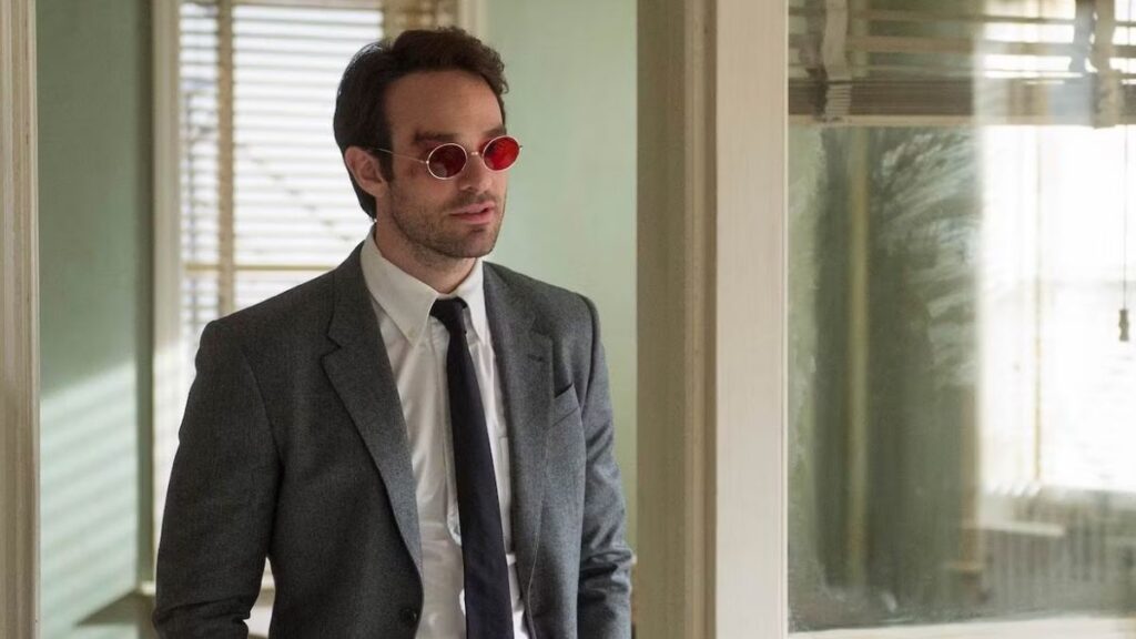 Bildiğiniz üzere Daredevil dizisi uzun bir aradan sonra neredeyse aynı oyuncu kadrosuyla birlikte geri dönüyor. 2015 ve 2018 yılları arasında Netflix üzerinde yayınlanan Daredevil dizisinden sonra artık Disney bünyesinde göreceğimiz karaktere Daredevil: Born Again isminde bir dizi yapılıyor. Peki Daredevil oyuncuları kimler olacak? Bu dizide eski isimlerden kimler var? Gelin bir bakalım;